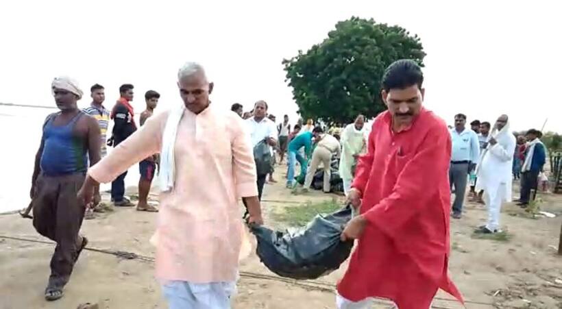 बाढ़ग्रस्त गंगा की कटान रोकने के लिए बोरिया ढोने लगे माननीय विधायक