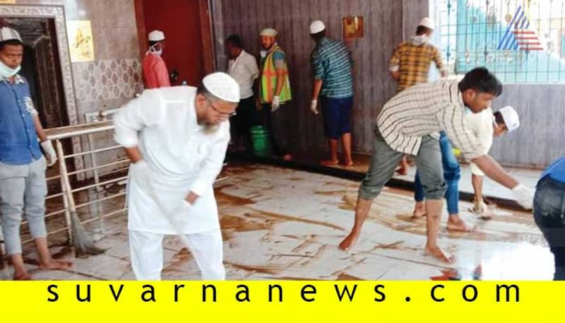 Muslims Clean Temple In belagavi Flood Affected Areas