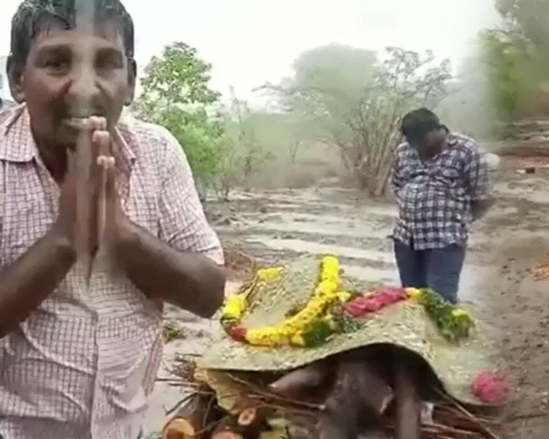 dead body was burned using petrol in rain as village people opposed to use public cementry due to caste