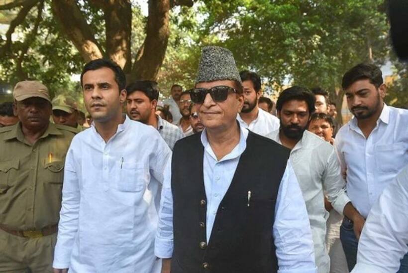 एक ही दिन में इतनी नोटिस चस्पा हुई  आजम के खिलाफ कि ढक गया गेट