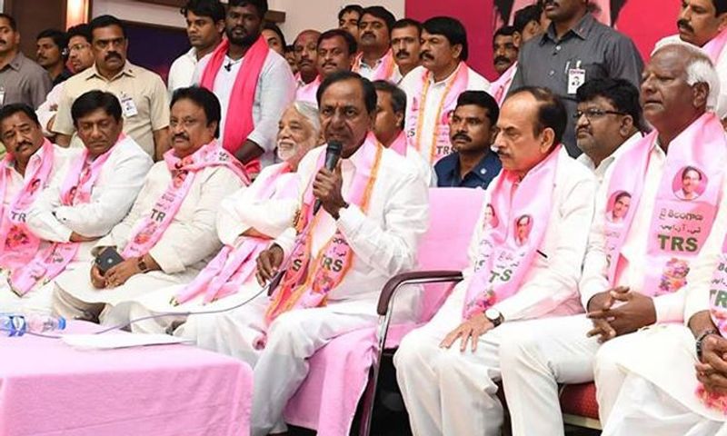 Hyderabad:Kcr fires on ministers, mlas in TRS meeting