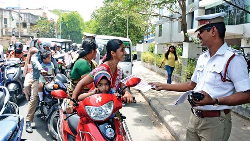 Rear view mirror and use of indicators mandatory for two wheeler riders in Bengaluru ckm