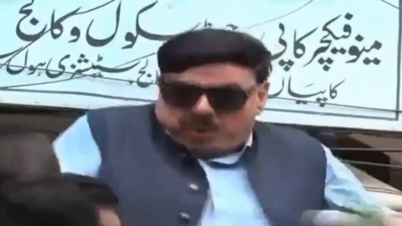 Pak Railways Minister Sheikh Rashid gets an electricity shock