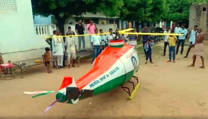 একবছরের কঠোর পরিশ্রমে হেলিকপ্টার তৈরি করে তাক লাগালেন কৃষকের ছেলে