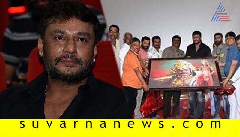 Sandalwood film Parimala lodge team gifts Darshan photo during Teaser launch