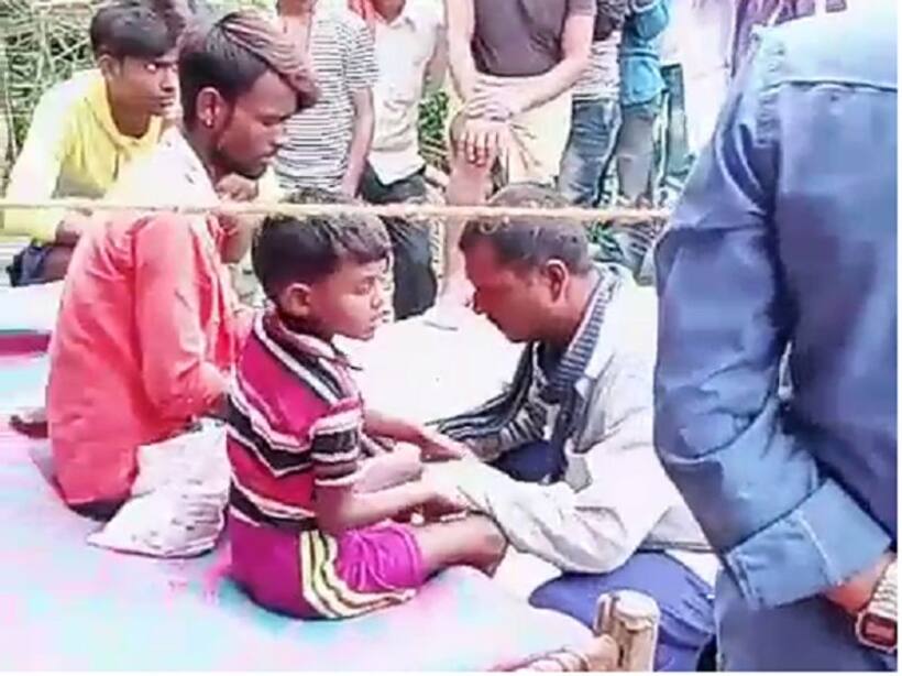 एक बच्चे के पास अलौकिक शक्ति होने की फैली अफवाह, भीड़ ने घेर कर छीन लिया बचपन