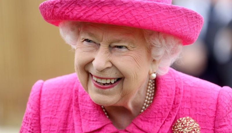 Queen Elizabeth Leaves Palace After Aide Tests COVID-19 Positive