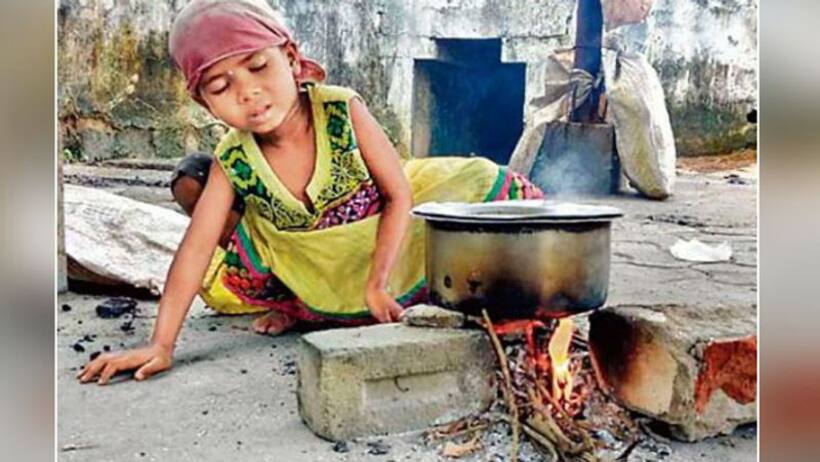 खेलने कूदने और पढ़ने की उम्र में 3 साल की बच्ची संभालते दिखी चौका चूल्हा