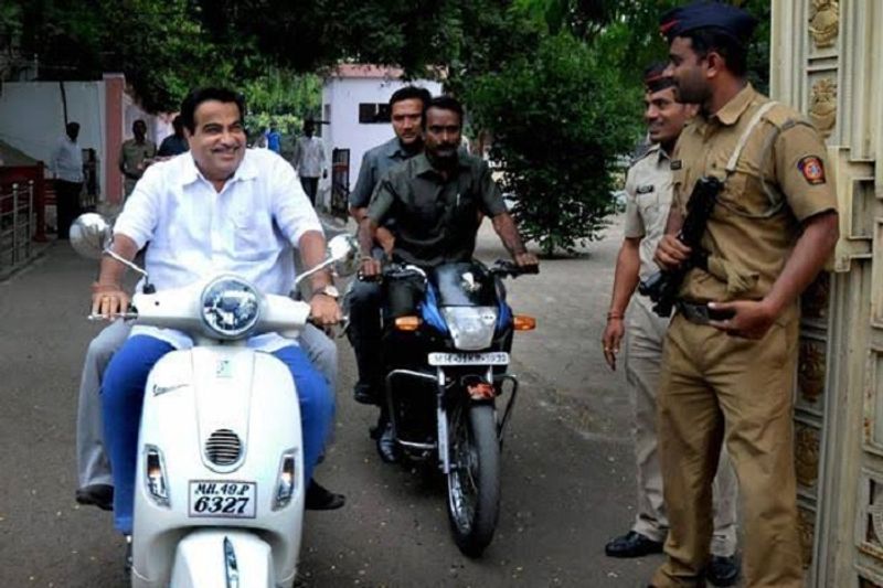 Transport minister nitin gadkari old  photo  viral after heavy traffic fine