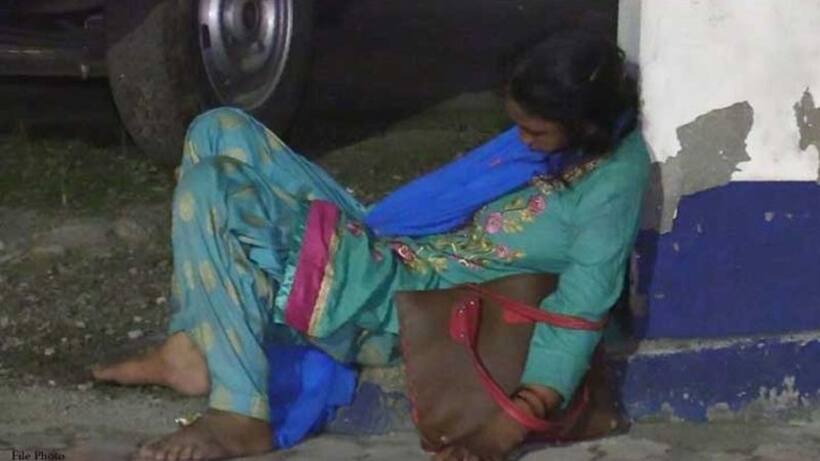 नशे में टल्ली यह महिला एक अलर्ट है, धीरे धीरे पैर पसार रहा यहां एक खतरा