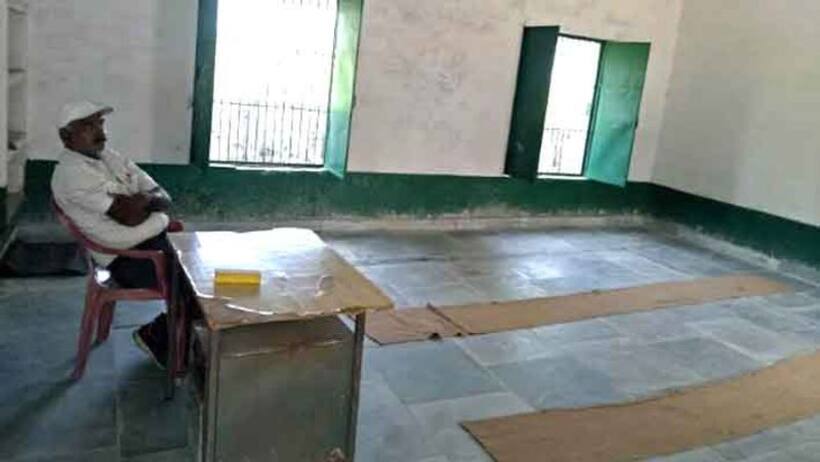 नमक रोटी देने वाले स्कूल में अकेले बैठे रहे टीचर, इस वजह से नहीं आया कोई भी स्टूडेंट