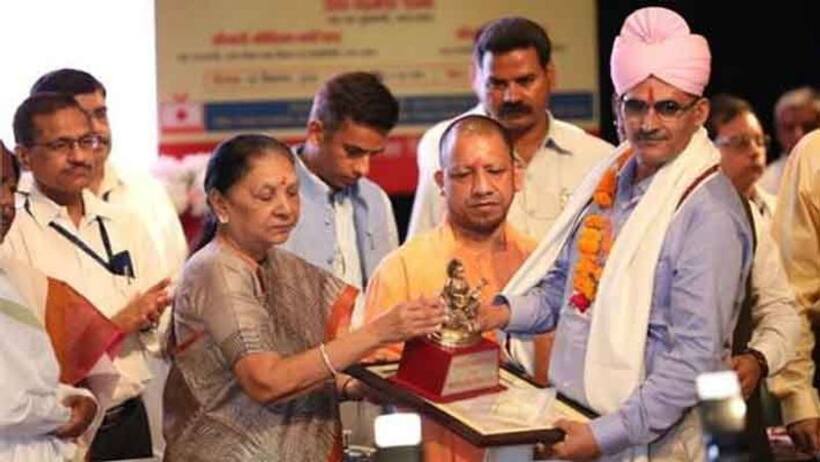 सीएम योगी ने शिक्षकों को किया सम्मानित, बोले  अनुच्छेद 370 हटाने पर स्कूलों में हो डिबेट