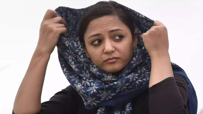 सेना के खिलाफ झूठे आरोप लगाने वाली शेहला रशीद के खिलाफ देशद्रोह का मुकदमा दर्ज
