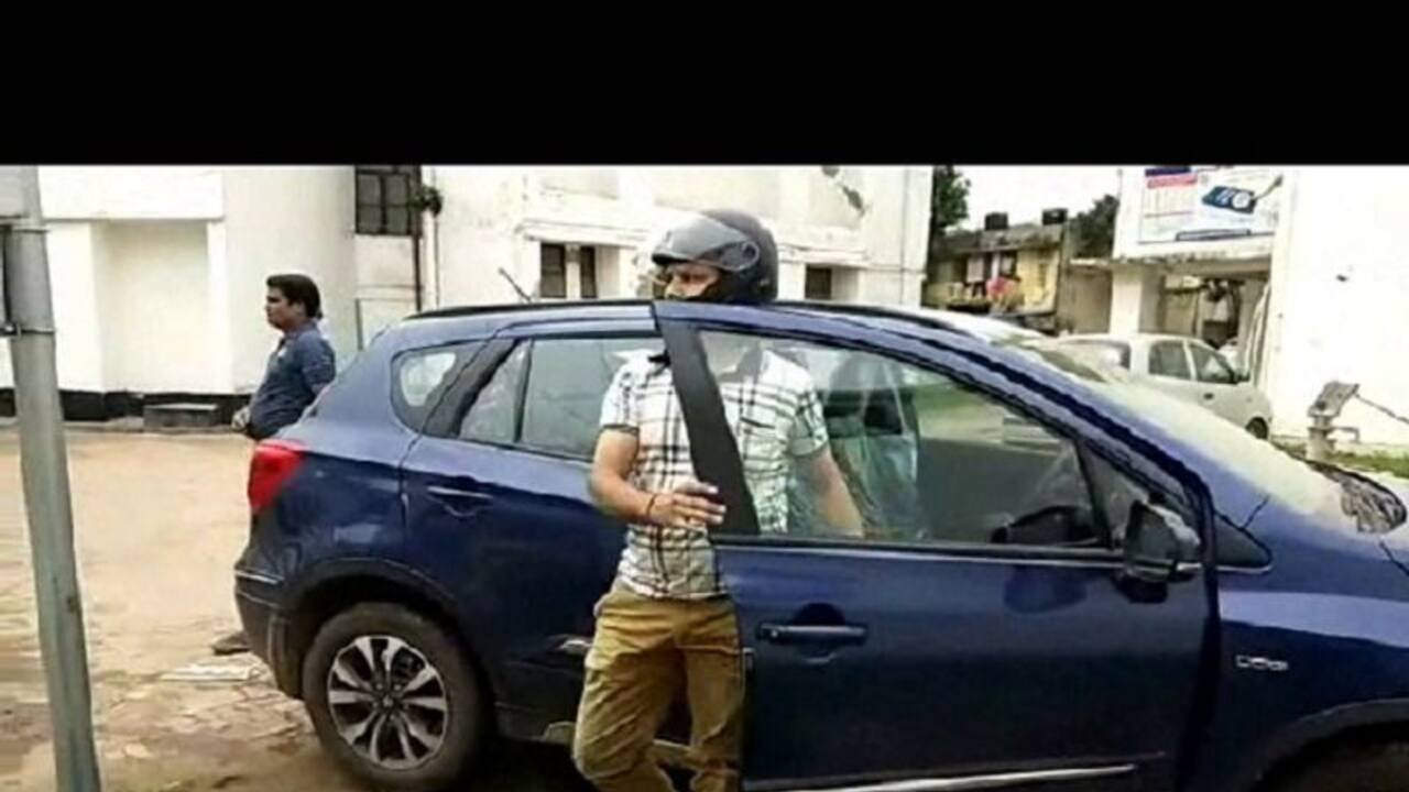 तो क्या अब कार चलाने के लिए भी पहनना होगा हेलमेट?