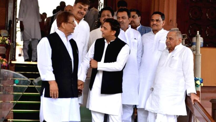 ‘लापता’ हैं आजम खान, आखिर क्यों बनाई अखिलेश के समर्थन रैली से दूरी