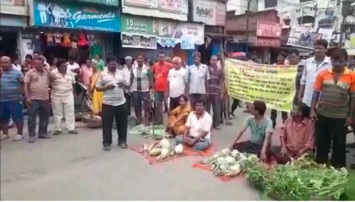 রাস্তা দখল করে বসল বাজার, গাড়ি আটকে বেচাকেনা, কলকাতাতেই এমন কাণ্ড