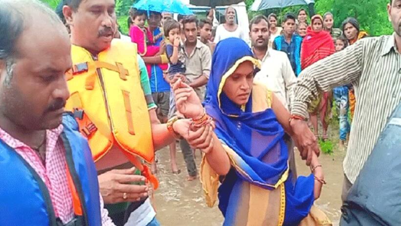 चारों तरफ था बारिश का कहर, गर्भवती महिला के लिए अचानक देवदूत बनकर पहंची रेस्क्यू टीम