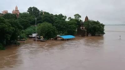 हे राम! अब तो बारिश को रोक दो: मंदिर से लेकर जेल तक डूबे, जहां देखो वहां पानी