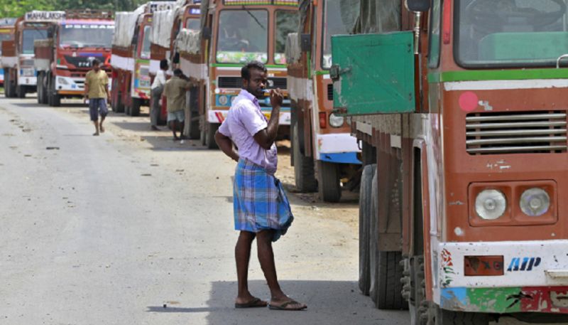 Truck Drivers To Be Fined Rs 2000 If Found Wearing Lungi  Baniyan While Driving In UP