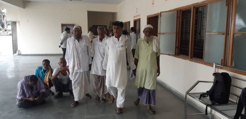 जिलाधिकारी के पास पहुंचे सात मुर्दे, मांगी अपनी जिंदगी के लिए पेंशन