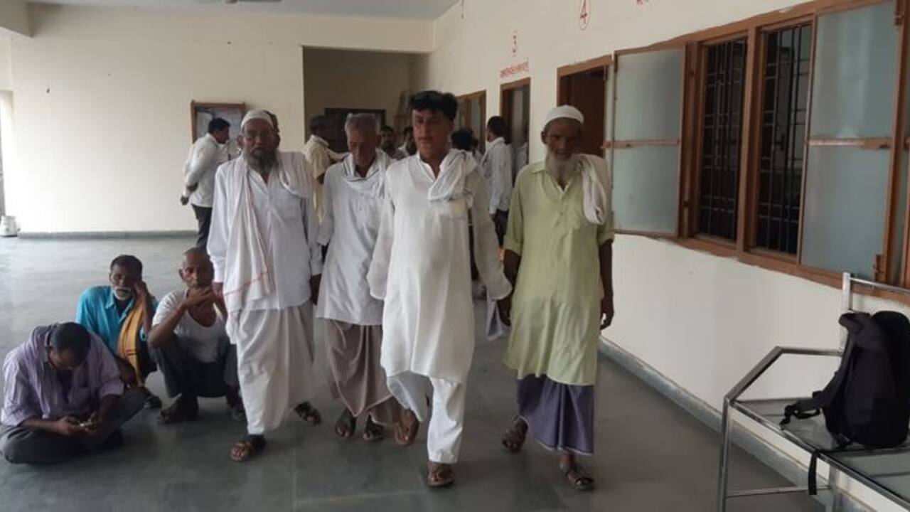 जिलाधिकारी के पास पहुंचे सात मुर्दे, मांगी अपनी जिंदगी के लिए पेंशन