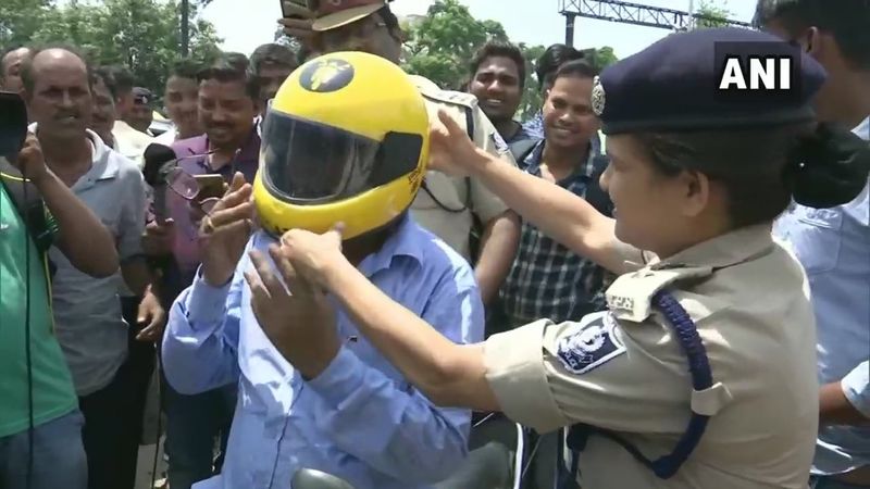 Traffic Violators fined and distribute free helmet by Odisha police