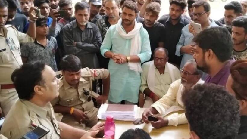 मजलिस में ड्यूटी में लगे दारोगा के बयान पर बवाल, बोले धर्मगुरु की फोटो तो हाफिज सईद से मिल रही