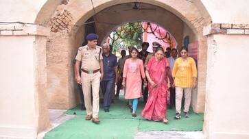 Uttar pradesh governor anandiben patel visit police station with school kids