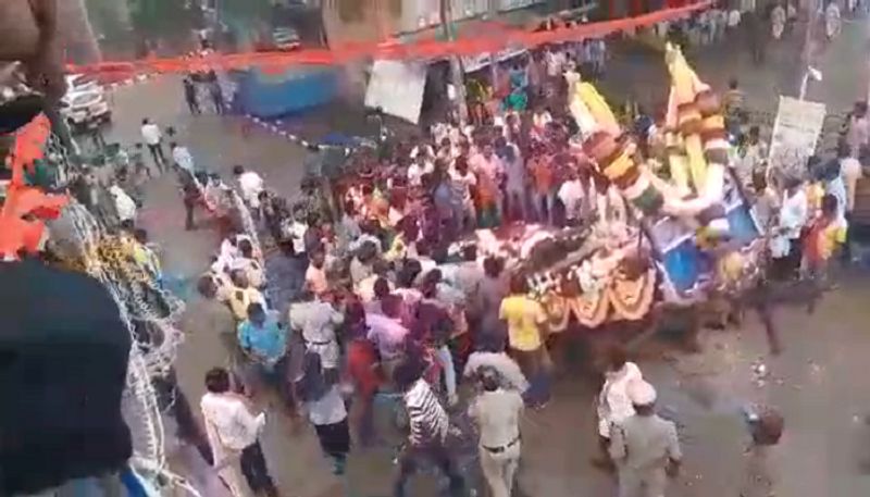 Ganesha Statue Fell Down While taking For Immersion At Davanagere