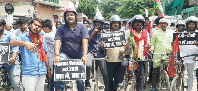 मोटर व्हीकल एक्ट के विरोध में वाराणसी में सपा का अनोखा प्रदर्शन