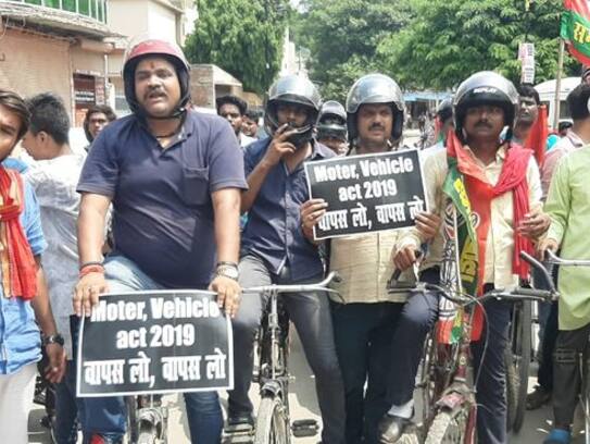 unique protest of samajwadi party against motor vehicle act