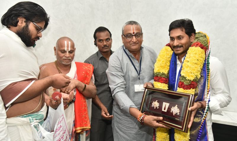 svbc chairman prudhvi raj met cm ys jagan at tadepalli