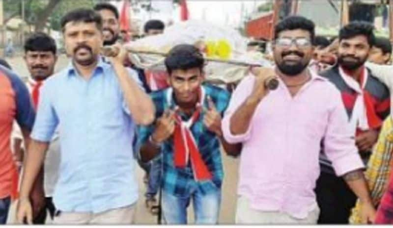 Mock funeral procession of excise minister H Nagesh in Shivamogga