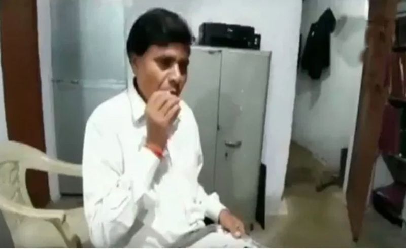 Dayaram Sahu, a lawyer from Dindori has been eating glass since last 40-45 years