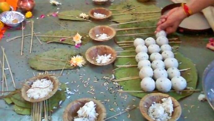 श्राद्ध से मिलती है लंबी उम्र, संतान और पैसा, अपनी जमीन या तीर्थ स्थान पर ही क्यों करना चाहिए पिंडदान?