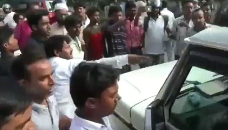 Locals in Muzaffarpur confronted Policemen yesterday for not wearing seat belts while driving