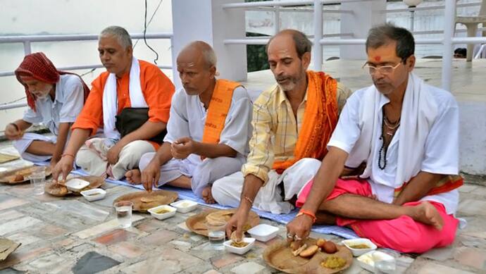 श्राद्ध में ब्राह्मणों को भोजन क्यों करवाया जाता है, जानें ऐसी ही 3 परंपराएं