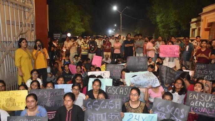 धरने पर बैठीं BHU की छात्राएं, बोलीं-अश्लील कमेंट करने वाले प्राफेसर को बर्खास्त करो