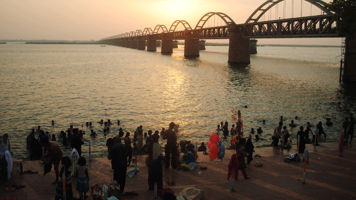 Godavari Reaches 9.5 Feet Level At Dowleswaram Barrage