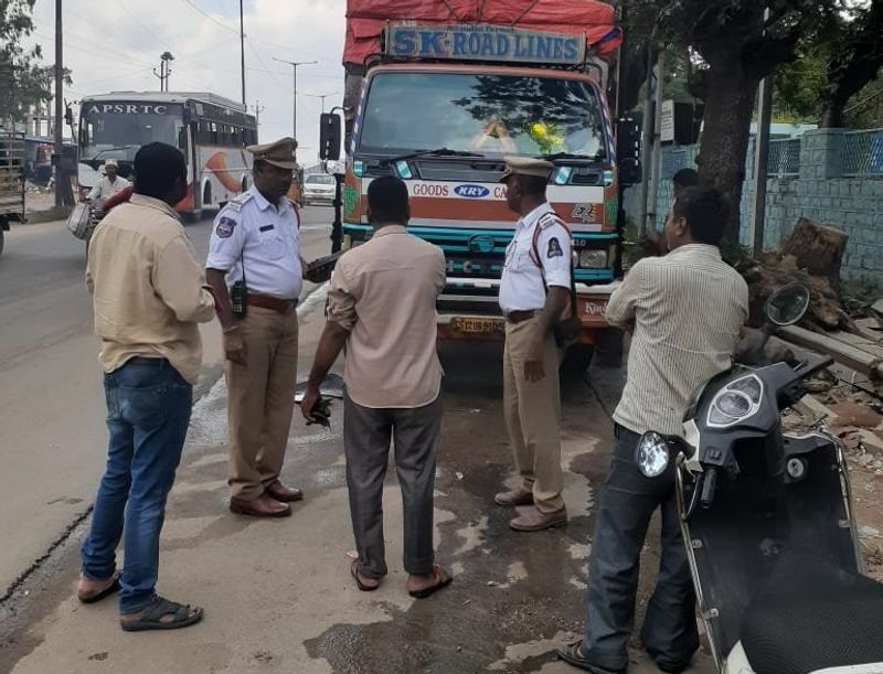 No fine for traffic violators Hyderabad police will help motorist for documents