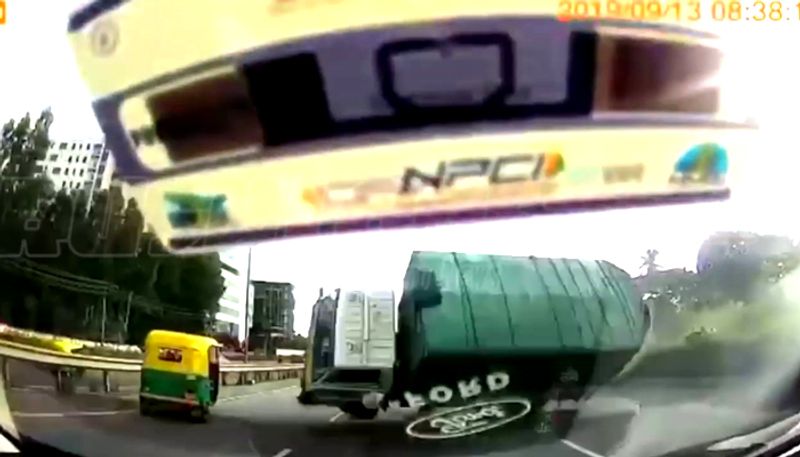 Ford EcoSport accident with Truck Virla Video