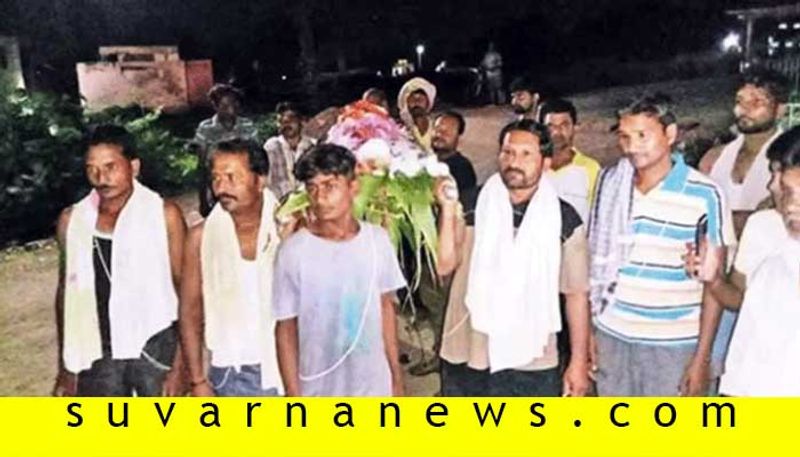 Muslim brothers give Brahman a Hindu cremation with full ceremony in Gujarat