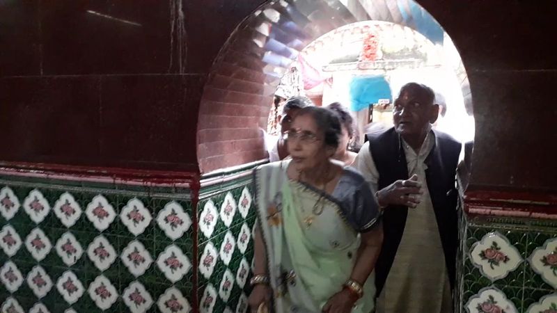 pm modis wife Jashodaben conducts special prayers for modi