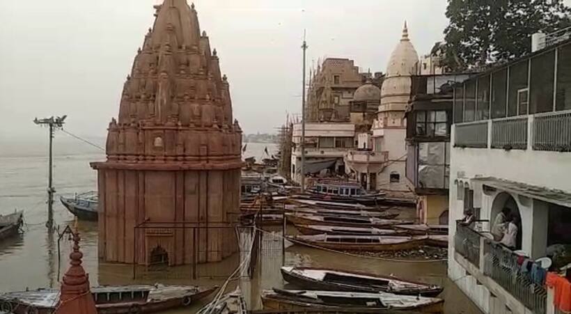 वाराणसी में गंगा नदी का रौद्र रुप, सड़कों तक चढ़ा बाढ़ का पानी
