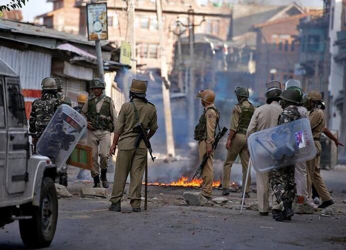 पुलिस के काबू में नहीं घाटी के हालात, 2 दुकानदारों को आतंकवादी दे चुके हैं लास्ट वार्निंग