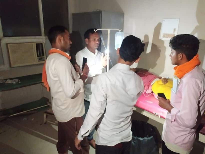 मोबाइल टार्च और मोमबत्ती से हो रहा है मेडिकल कॉलेज में इलाज