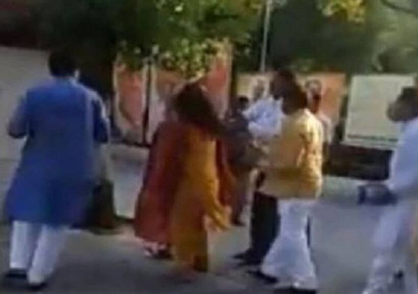 भाजपा नेता  ने पत्नी को मारा थप्पड़ तो हुए पार्टी से बाहर