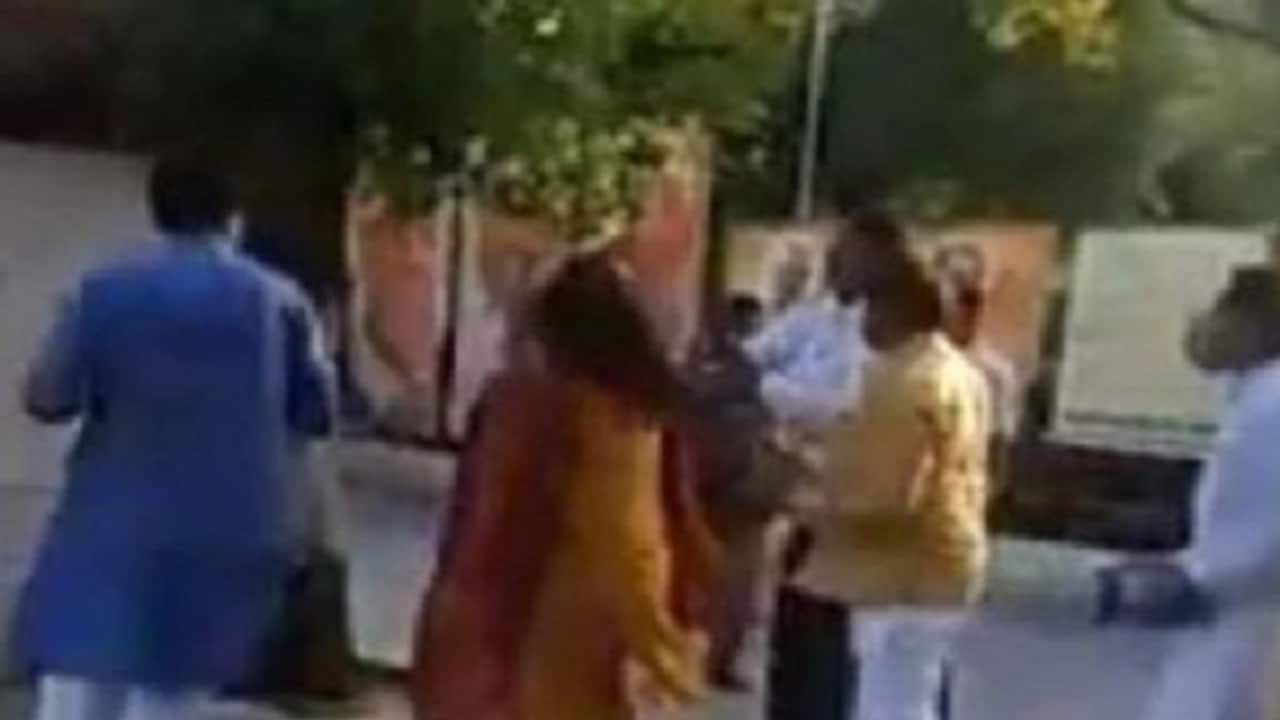 भाजपा नेता  ने पत्नी को मारा थप्पड़ तो हुए पार्टी से बाहर