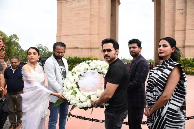 Emraan Hashmi pays tribute to bravehearts at Amar Jawan Jyoti in Delhi