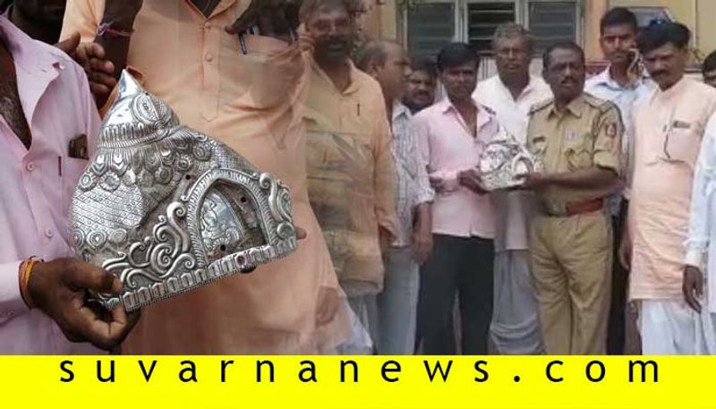 Thief tries to steal temple crown gurkha saves in Vijayapura muddebihala